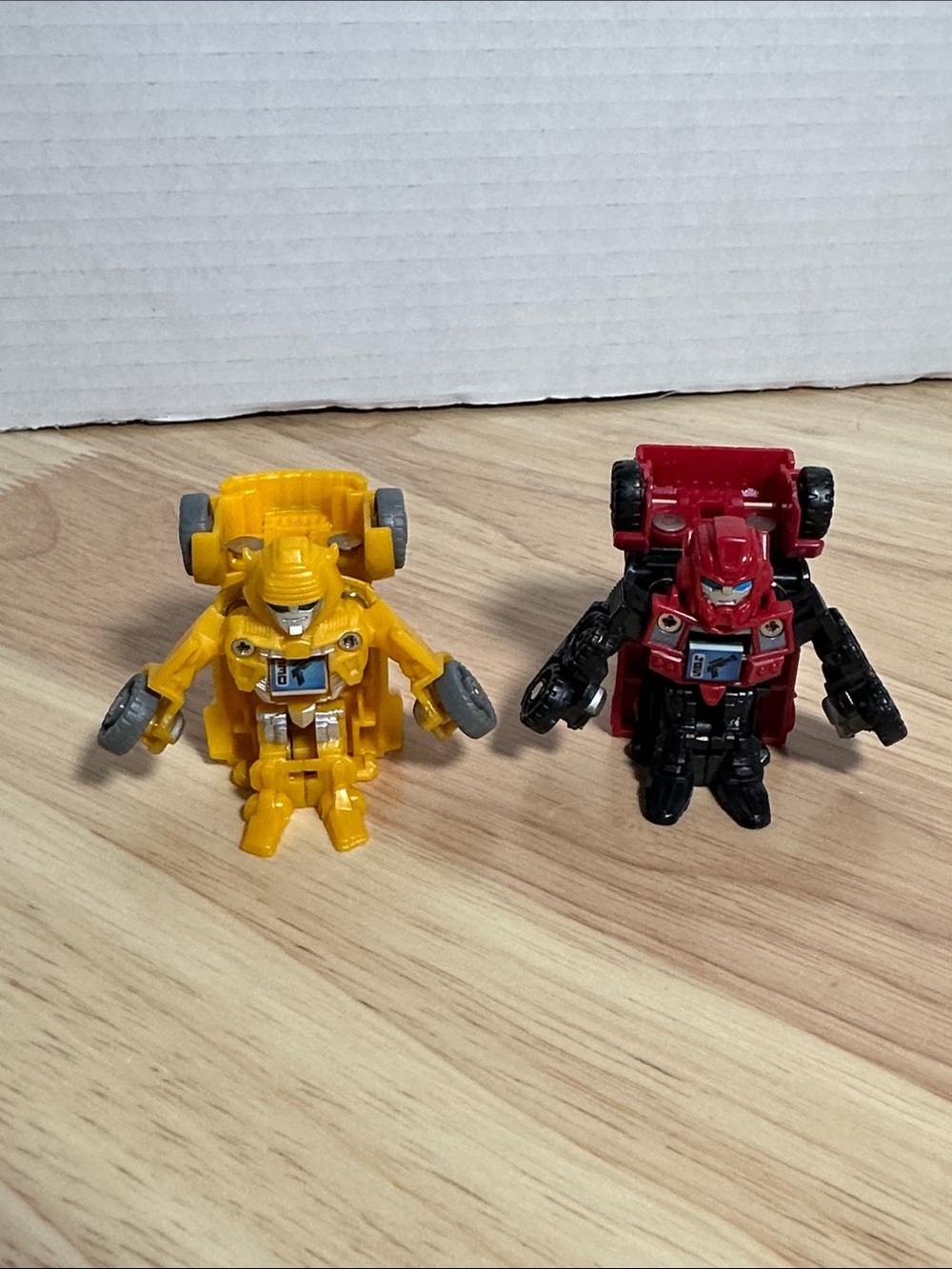 2011 Bot Shots Autobots Bumblebee 🐝 and Sentinal Prime - Picture 2 of 9